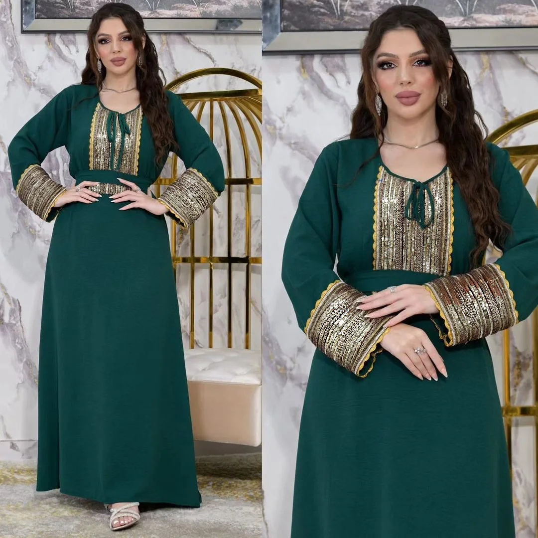 جلابية وردية بتفاصيل تراثية