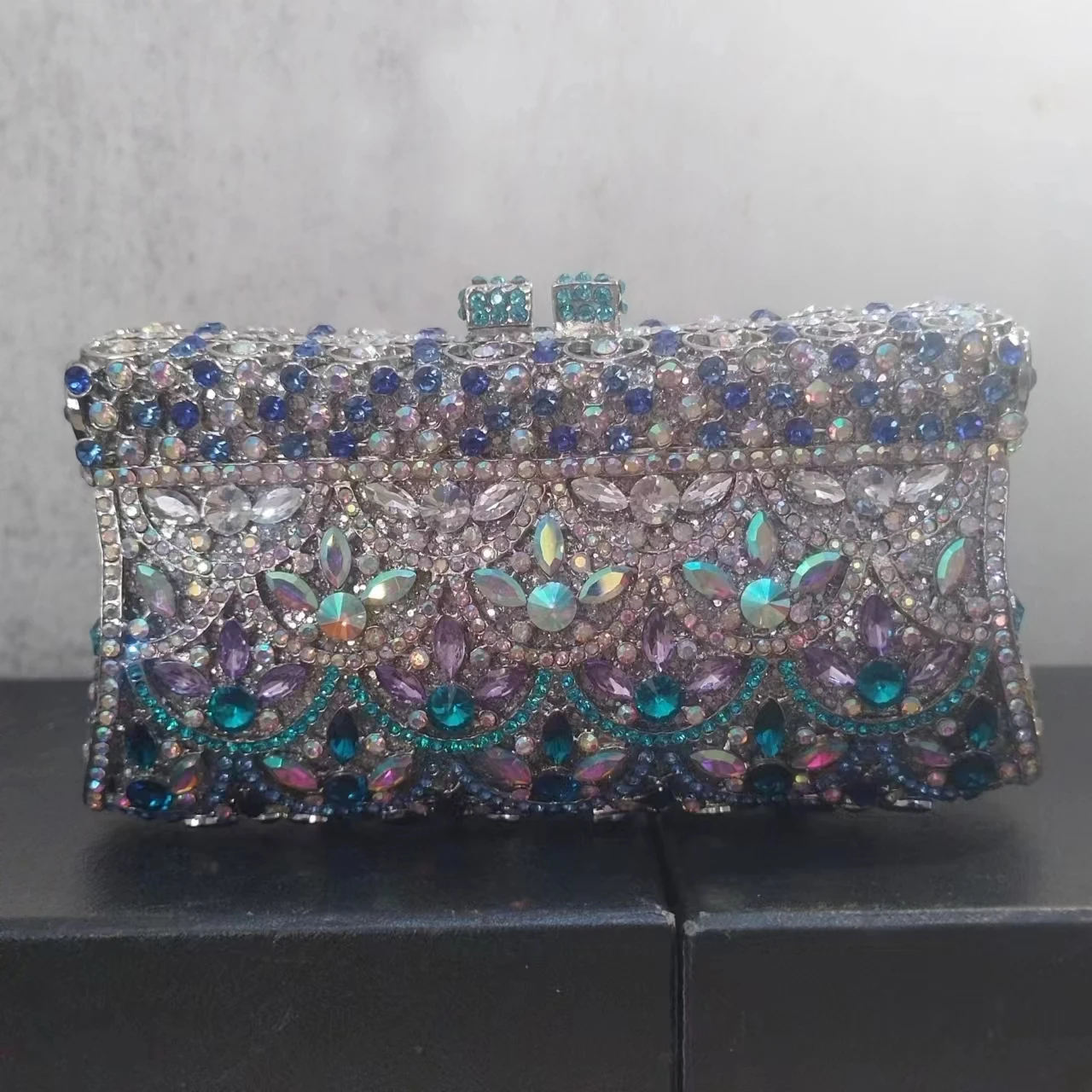 thumbnail image 1 of Bolsos de boda con diamantes dorados, bolsos de mano de cristal para novia, monederos de metal con diamantes de imitación para mujer, bolsos de noche de diseñador, 1 of 4
