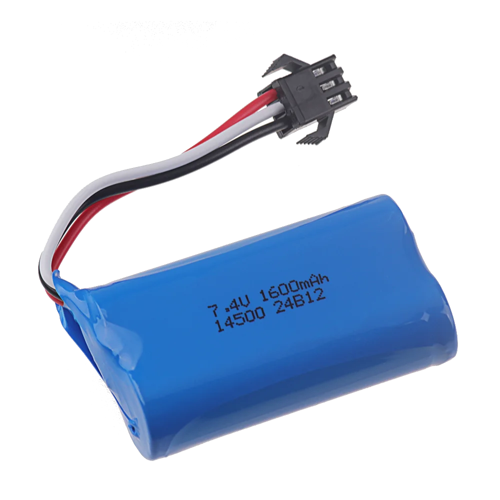Main tenant une batterie rechargeable 1600mAh pour robots RC, montrant sa taille compacte.