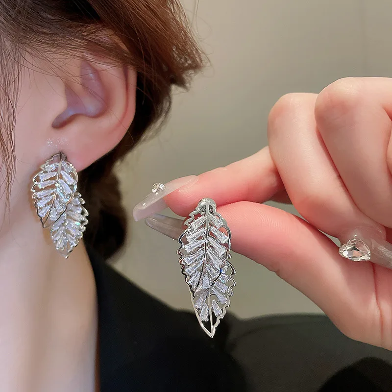 

Luxury Hollow Out Leaf Stud Earrings Super Shiny Zircon Women Party Accessories Cute New Year Christmas Gift Jewelry Girls Stud