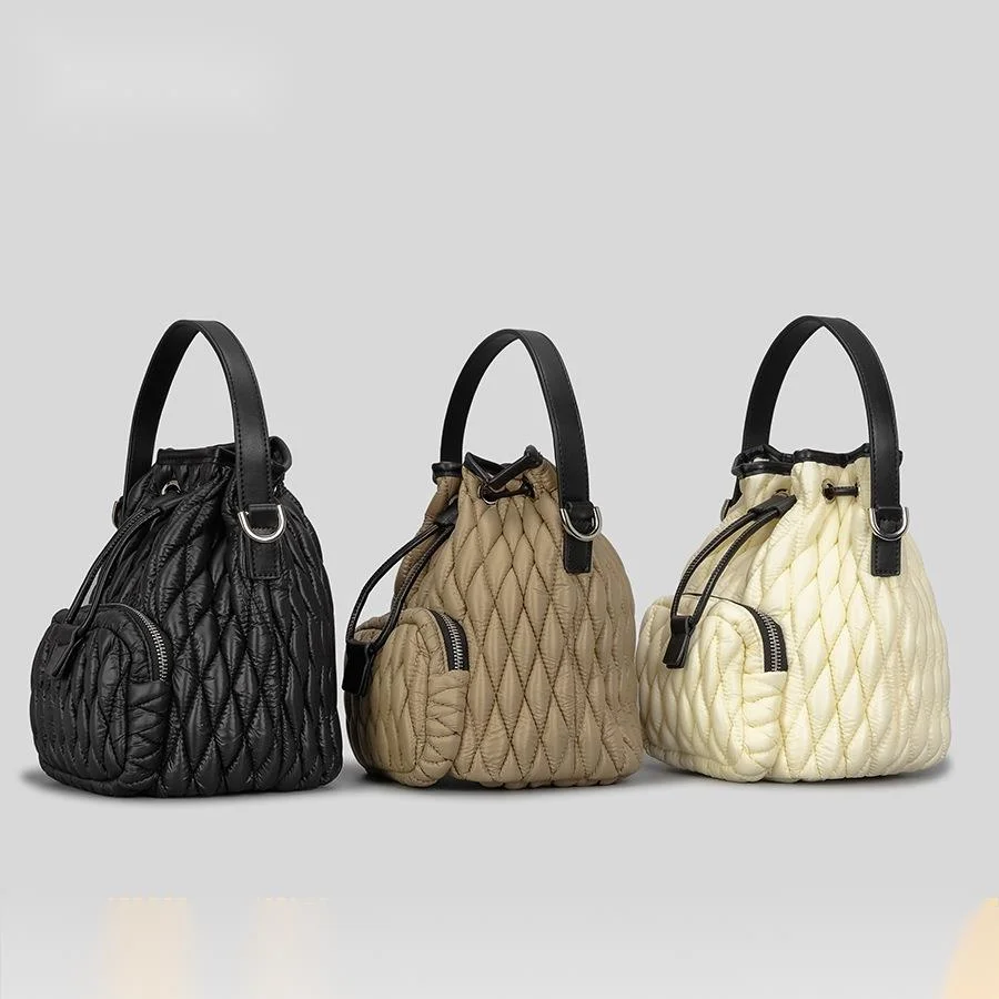 Umhängetasche für Damen, europäische und amerikanische, einfache Nylon-Beuteltasche, Daunen-Baumwolle, Rauten-Kordelzug, Nischendesign, Luftkissen, Baumwollplissiert, Handtasche_voghion.com