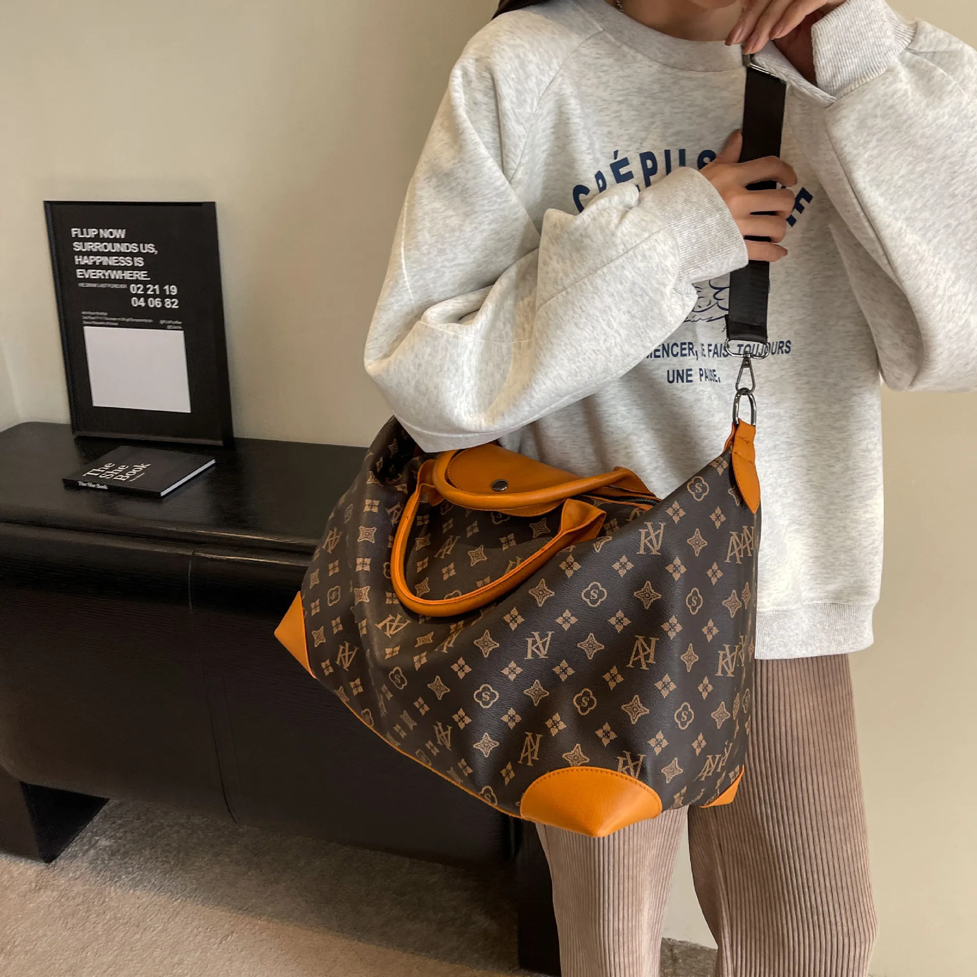 حقيبة سفر ذات سعة كبيرة، بالإضافة إلى حقيبة يوجا خ...