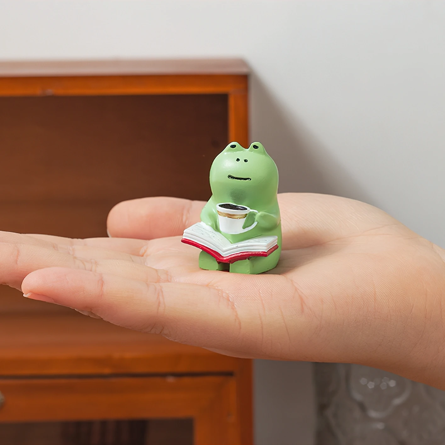 1/4pcs Mini Frog Resin Figurine Small Table Lamp Ornament Rocking Chair with Book Coffee Home Office Desktop Healing Craft F7744