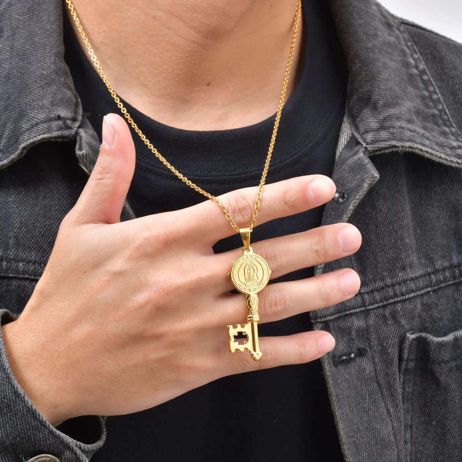 Herren-Schmuck: Mirakulöse Maria-Medaillen-Halskette aus goldfarbenem Edelstahl, religiöser Gothic-Schmuck als Geschenk – Detail 3