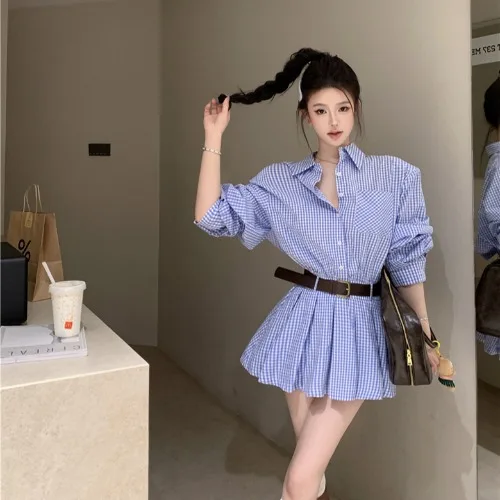 אביב 2026 שמלת חולצה משובצת כחול ולבן עם ריפודי כתפיים חצאית קצרה קפלים בגזרה גבוהה לנשים בסגנון קוריאני