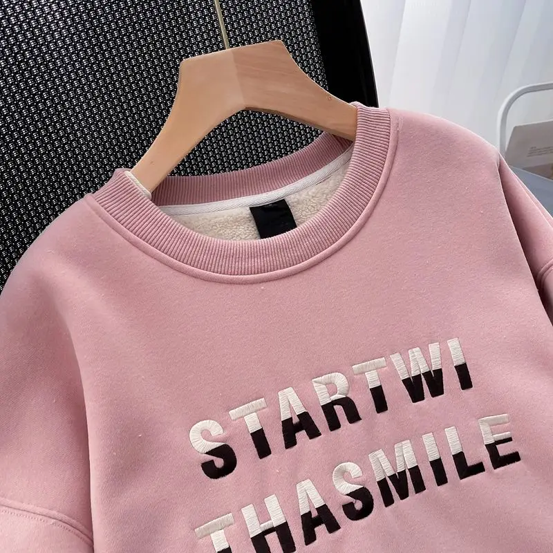 Рисунок 6 - Женская толстовка с Вышивкой Букв EBAIHUI