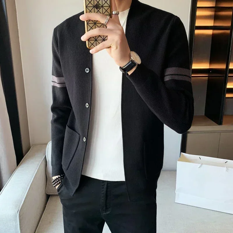 thumbnail image 1 of Suéteres de punto para hombre Ropa de hombre a rayas negras con bolsillos Cárdigan ajustado de lana Tendencia 2024 A 2025 Nuevo en punto casual V, 1 of 4
