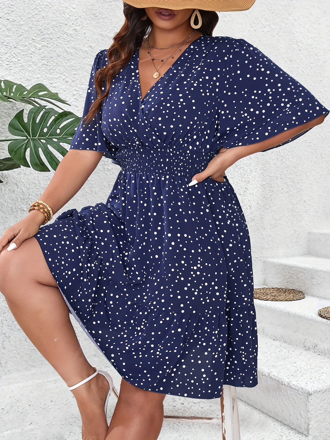 

Платье в горошек с коротким рукавом и поясом, до колена