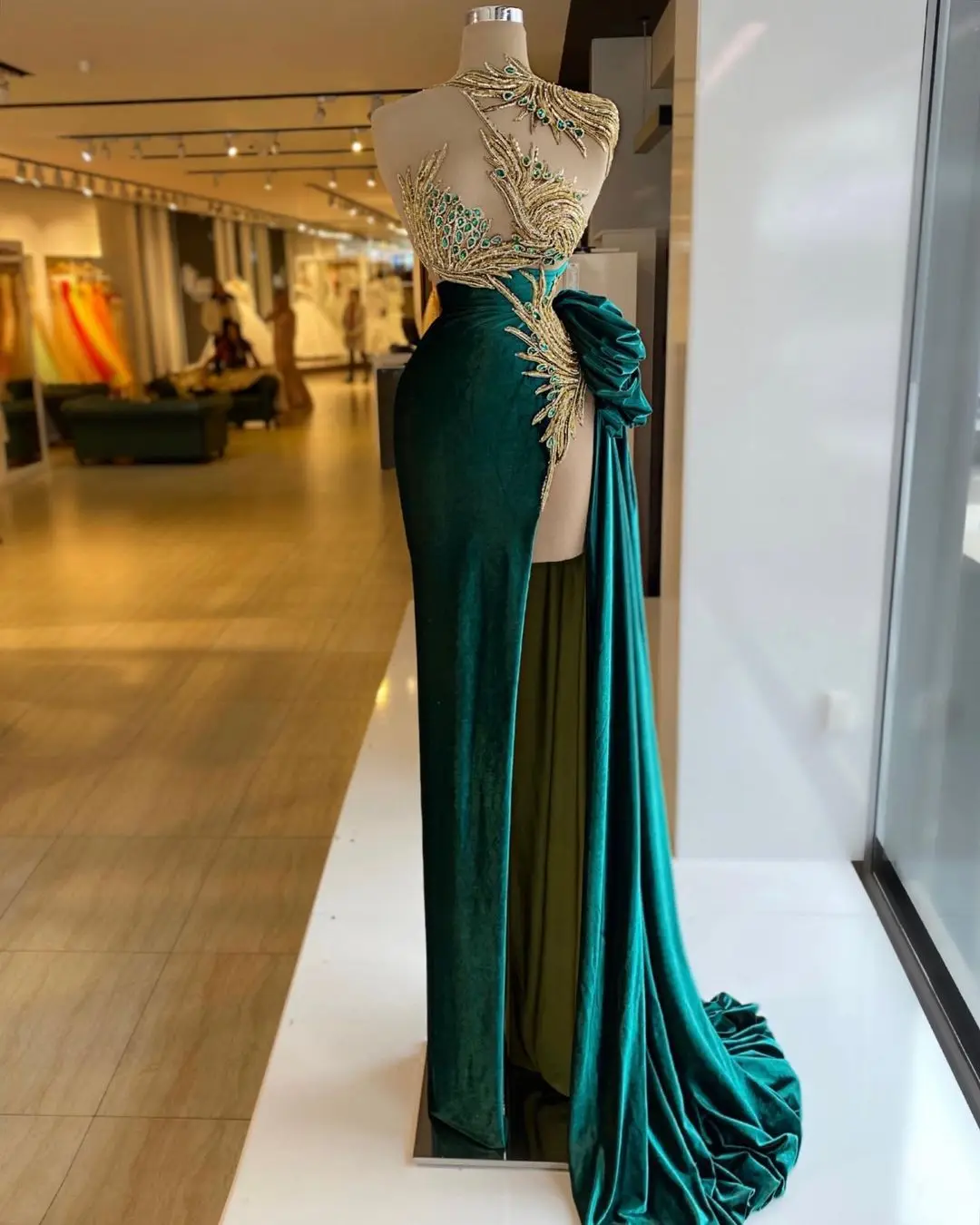 Womens Dress Unique Crystals Emerable Green Prom Dresses High Neck Beaded Evening Sleeveless Ruffles Party Gown