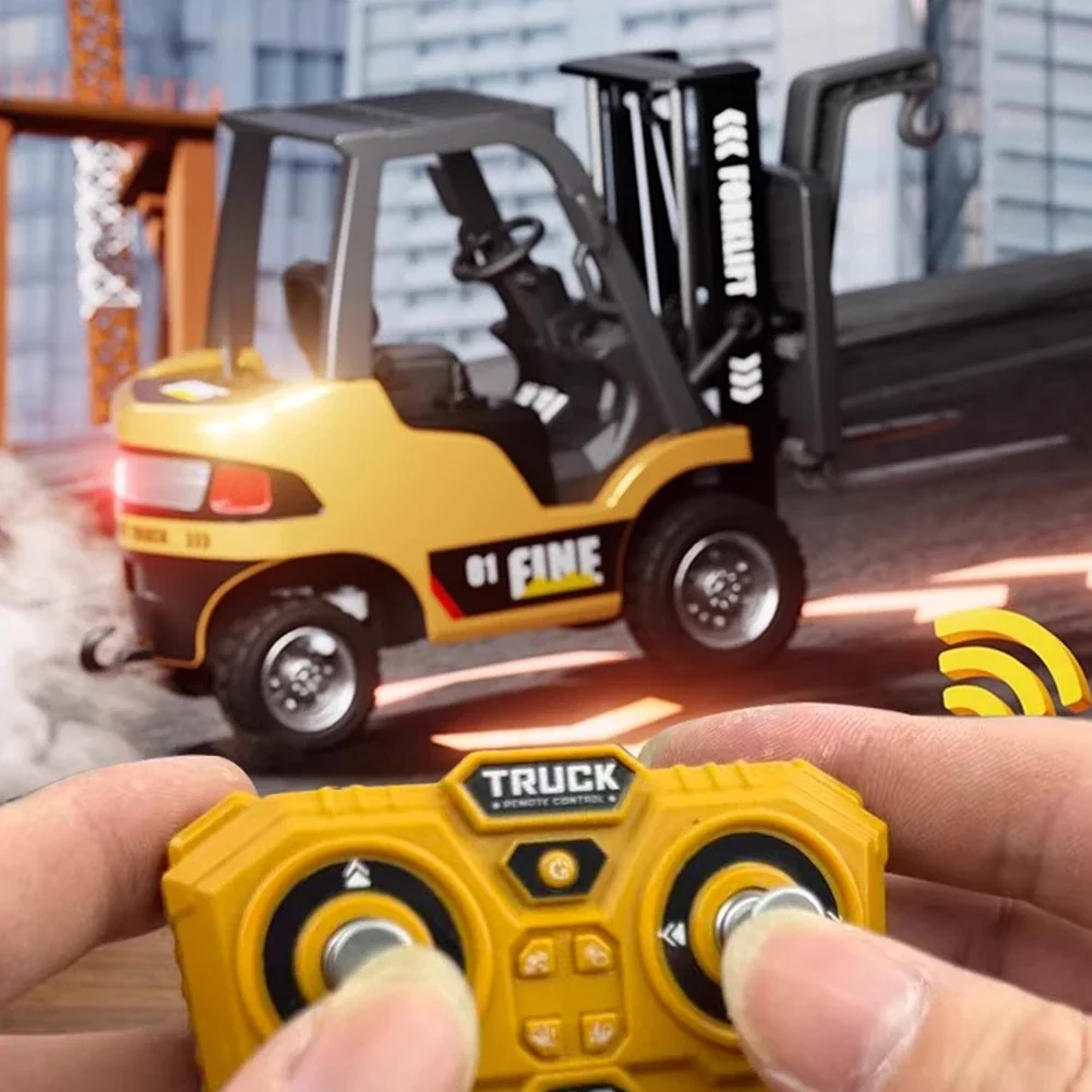Camion benne télécommandé 1:64 en action, benne levée pour décharger du sable