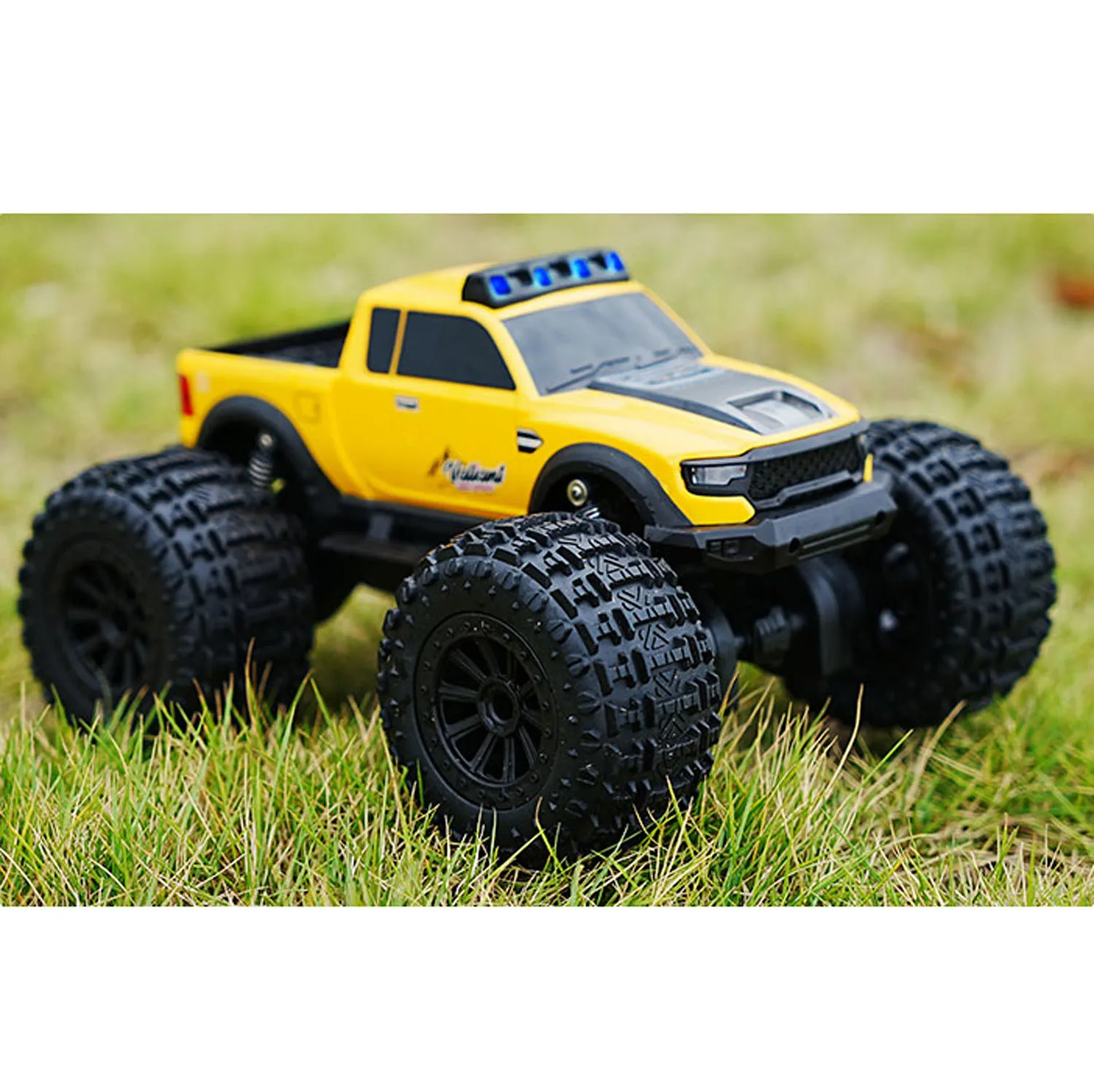 Voiture RC amphibie JJRC C8816 1/14 4x4 tout-terrain en action dans la boue, roues projetant de la terre