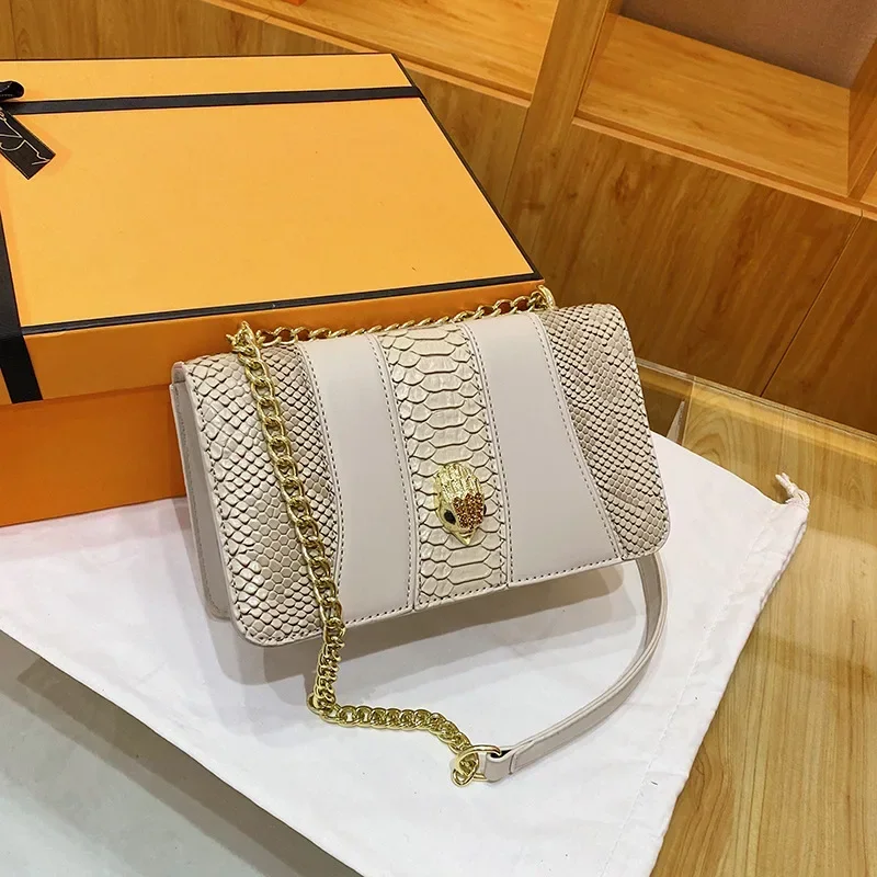 thumbnail image 1 of Bolso bandolera de piel de serpiente versátil y de moda con diseño de cabeza de águila y diseño de lujo de Kurt Geiger London para mujer, 1 of 4