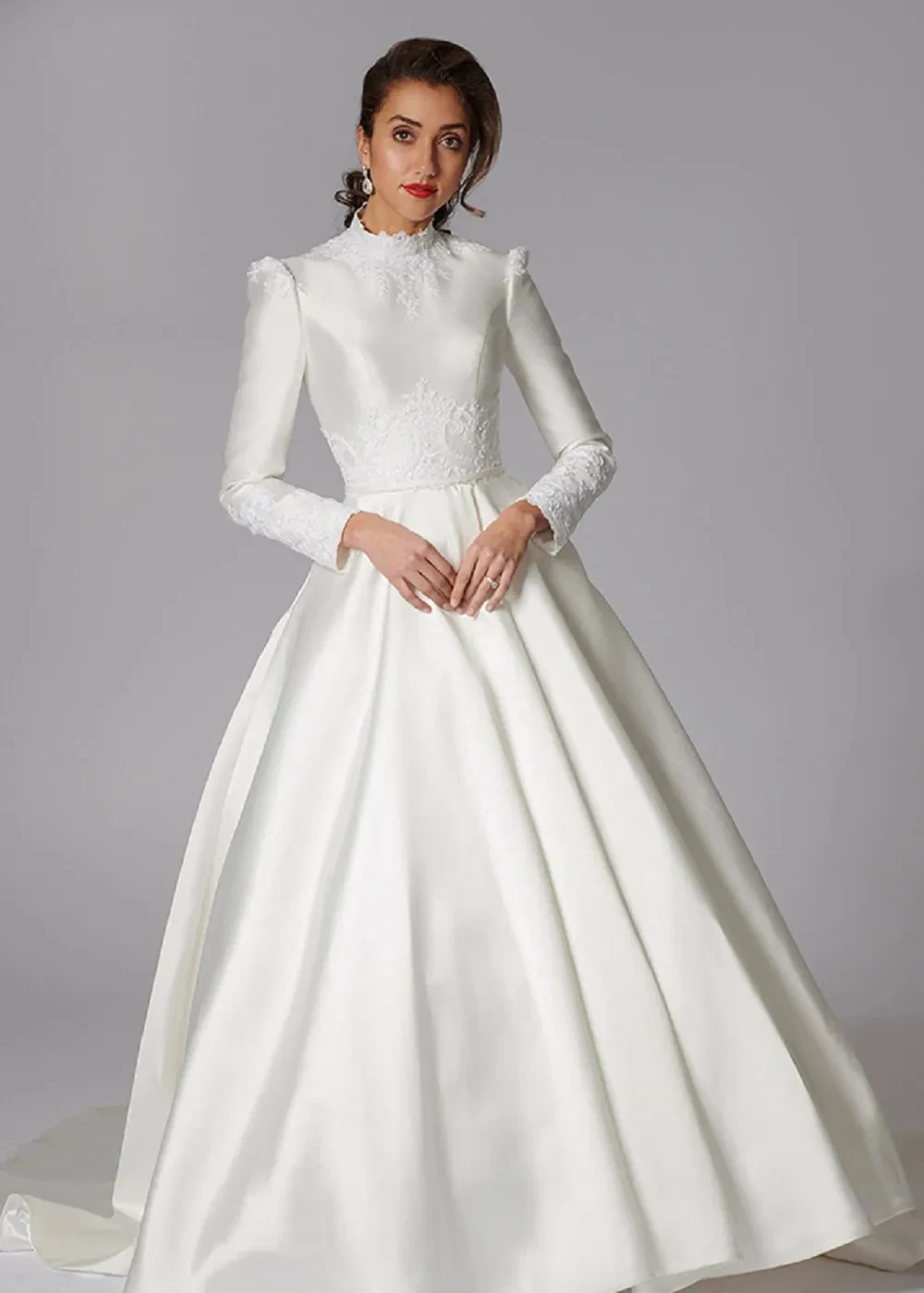 Long Sleeves A Line Wedding Dresses Covered Buttons High Neck Appliques Satin Plus Size Bridal Gowns Sweep Train Robes De Mari&eacute;e