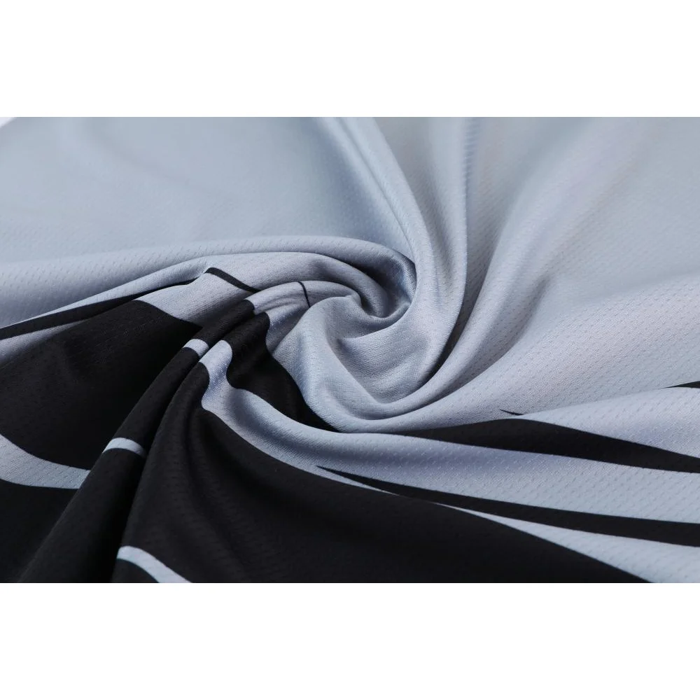 24 Men's short-sleeved sports suit has a fashionable and unique design style. If you put it on, it's a handsome one.