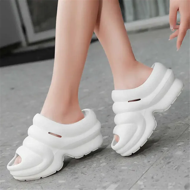 여름에 스타일리시하고 편안한 발걸음을 위한 라운드 노즈 하이힐 여성 신발