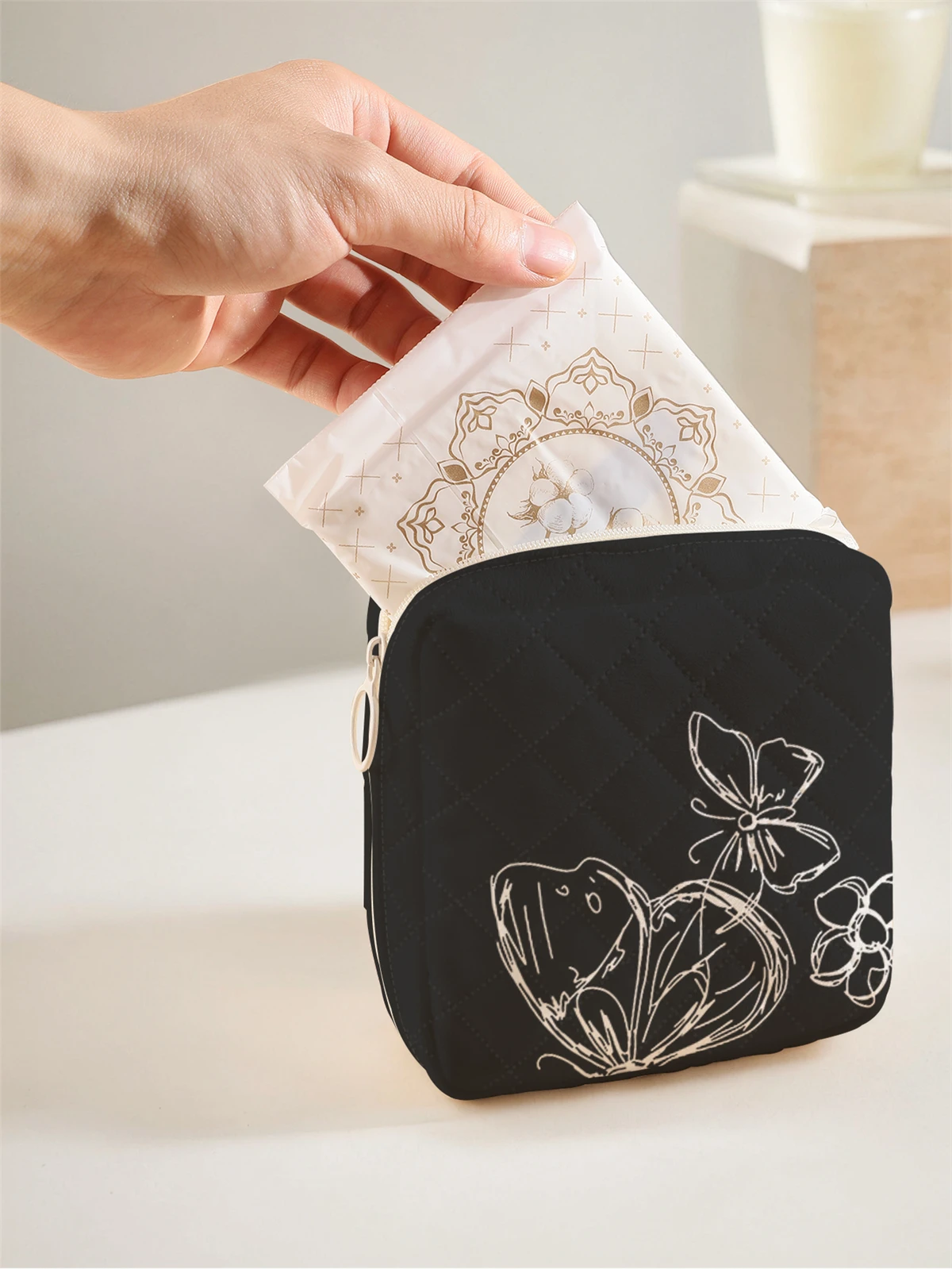 1 portable sanitary napkin storage bag, made of butterfly pattern and diamond mesh material, lightweight women's tissue bag