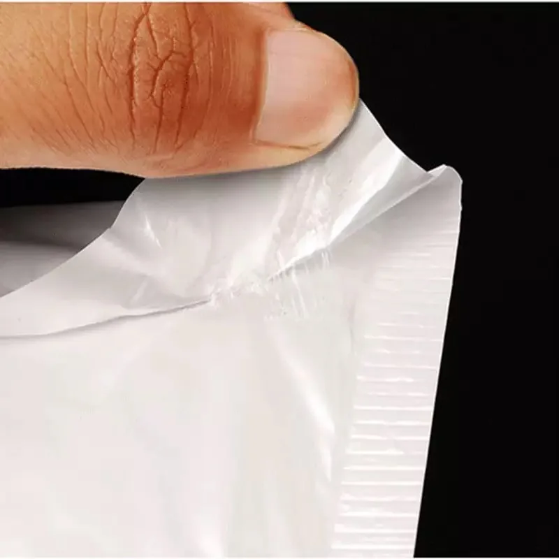 Fermeture auto-adhésive de l'enveloppe à bulles