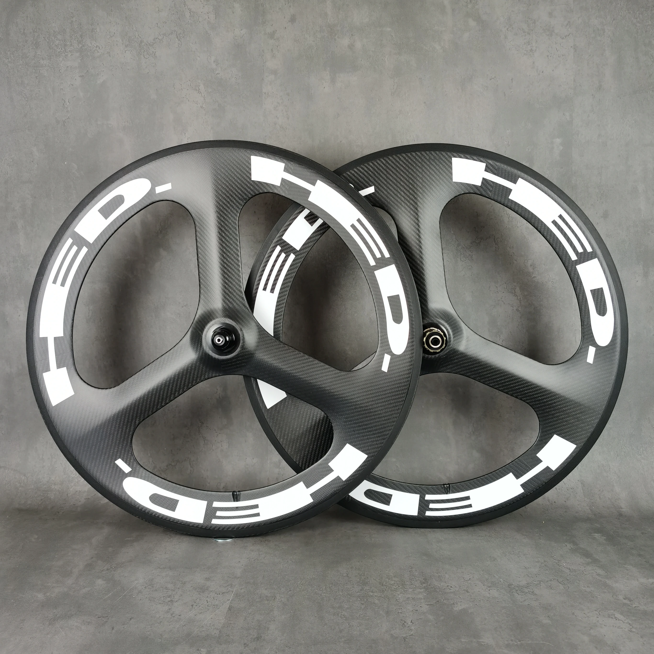 Roues en carbone à trois bâtons - Performances ultimes pour les vélos