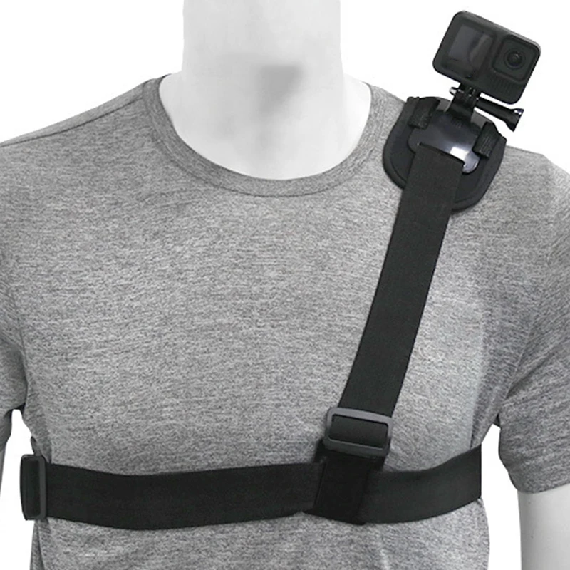 DJI Osmo Action installée sur le support sangle épaule, idéal pour les sports outdoor.