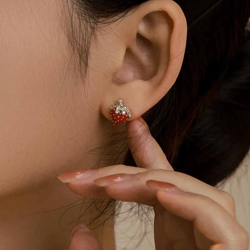 Fashion design Girl Sense Cute Crystal Zircon Stud Earring Strawberry Net Red Wild Earrings Student Birthday Gift Accessories