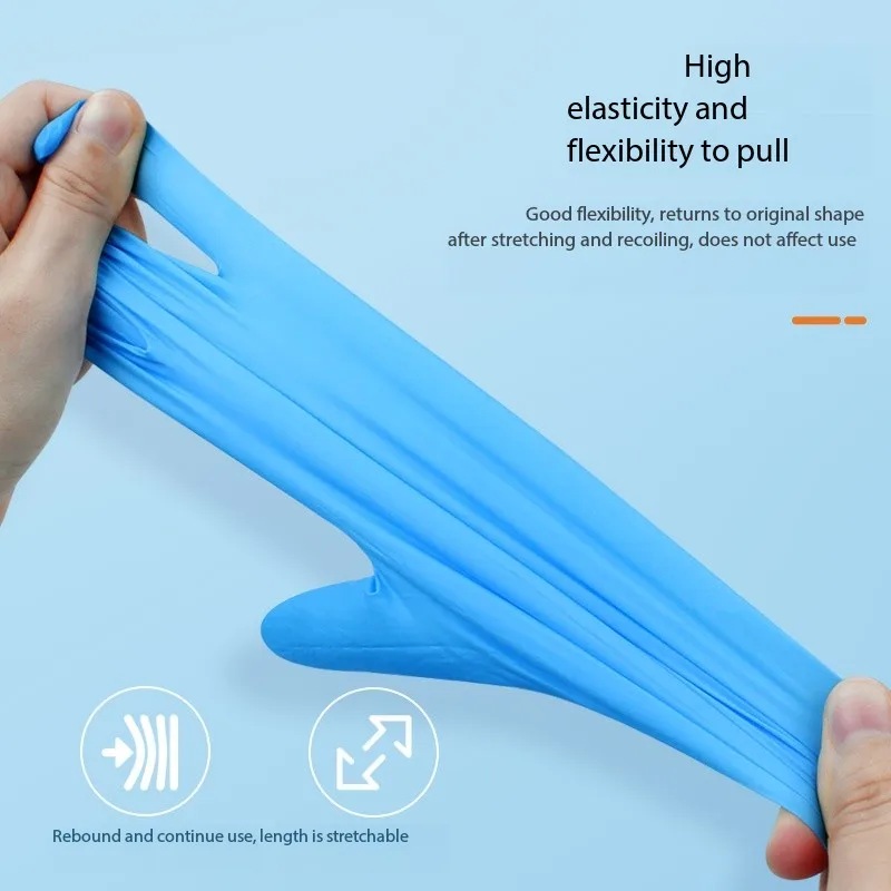 Mains portant des gants nitrile jetables bleus, en train de manipuler un objet.