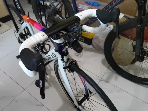 Rennrad aus Vollcarbon mit Syncros-Logo, integriertem Lenker-Cockpit, interner Kabelführung mit Abstandshaltern für 360 mm bis 380 mm – Detail 2