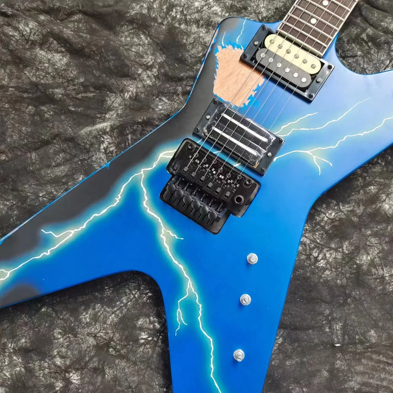

Irregular electric guitar, blue lightning, worn out, matte, black accessories, tremolo, in stock, quick shipping