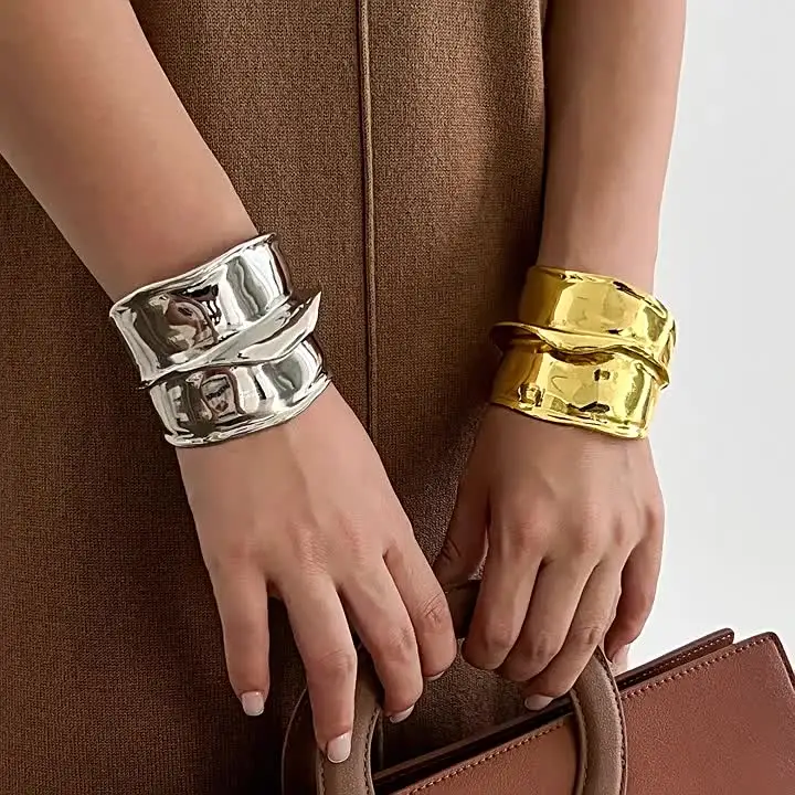 Многослойный металлический браслет в форме асимметричной юбки
