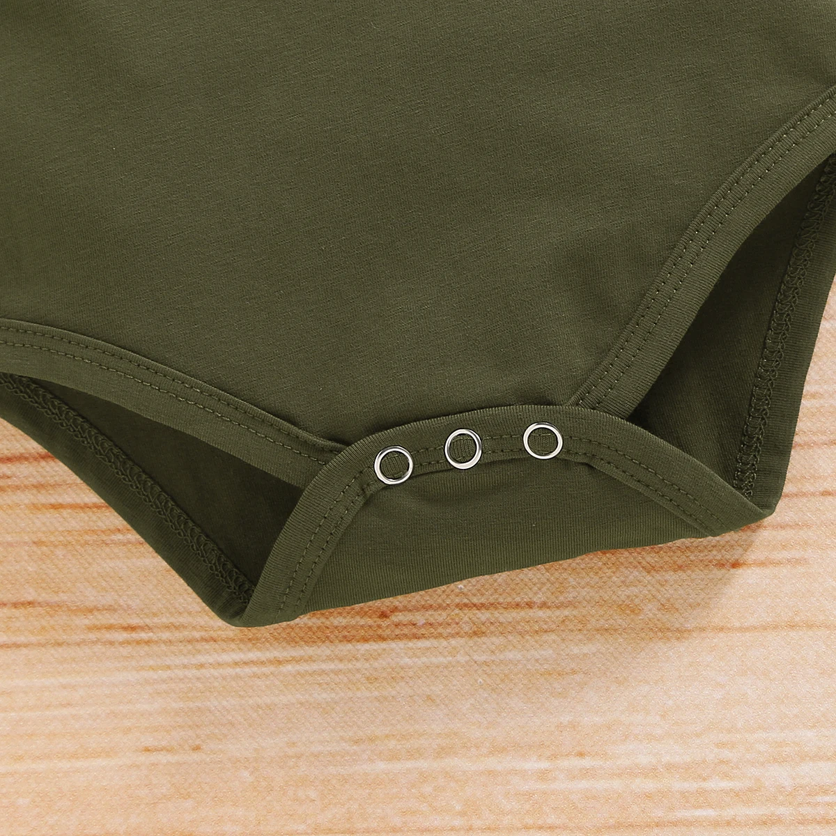 Sommerkleidungsset für Neugeborene, Buchstaben, kurzärmeliger Strampler + Tarnhose + Hut, 3-teiliges Outfit für Kleinkinder, Jungen von 0–18 Monaten – Detail 6