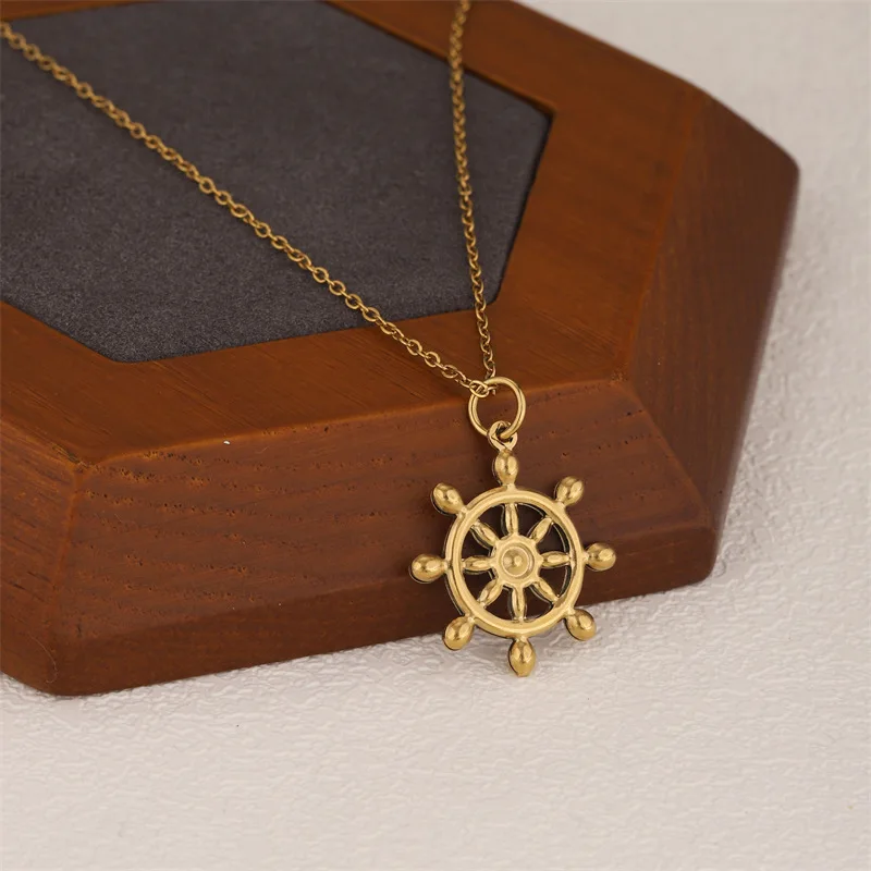 Collana con Ciondolo a Forma di Timone di Nave in Stile Nautico, Acciaio Inossidabile 316L, Pendente Geometrico Dorato, Gioiello Creativo per Uso Quotidiano e Feste - immagine 4