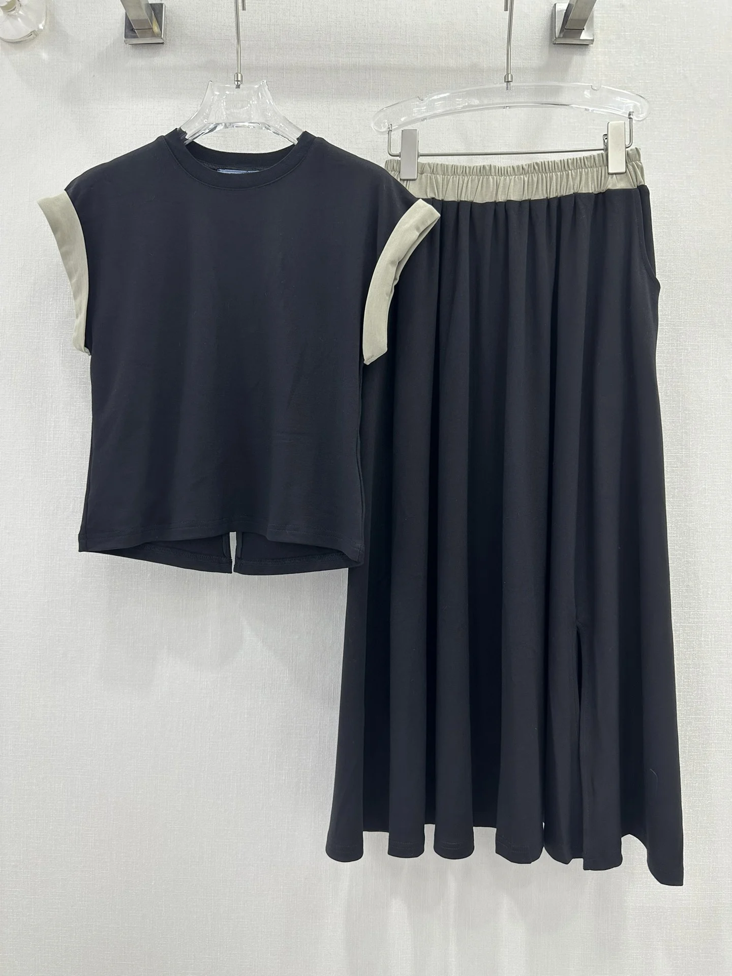 

2023A color-matched sleeved top with hem and a skirt with an elastic