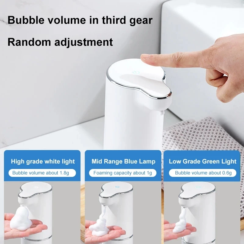 Distributeur gel hydroalcoolique automatique blanc installé sur un mur, main recevant du gel