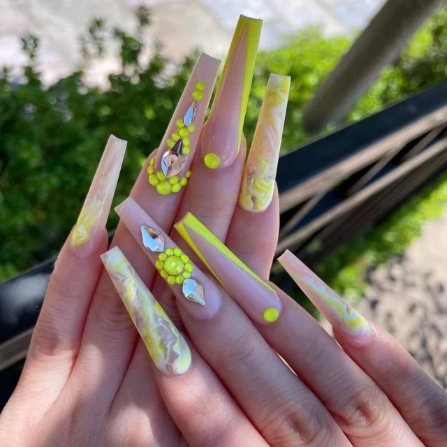43 Chic Ways to Wear Yellow Acrylic Nails - StayGlam