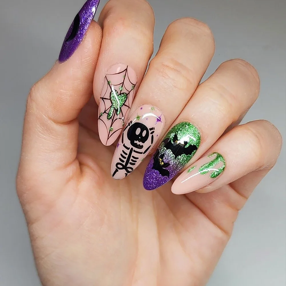 24 uñas postizas largas de almendra con diseño de telaraña de Halloween, uñas postizas negras con degradado de diamantes de imitación y punta adhesiva roja.
