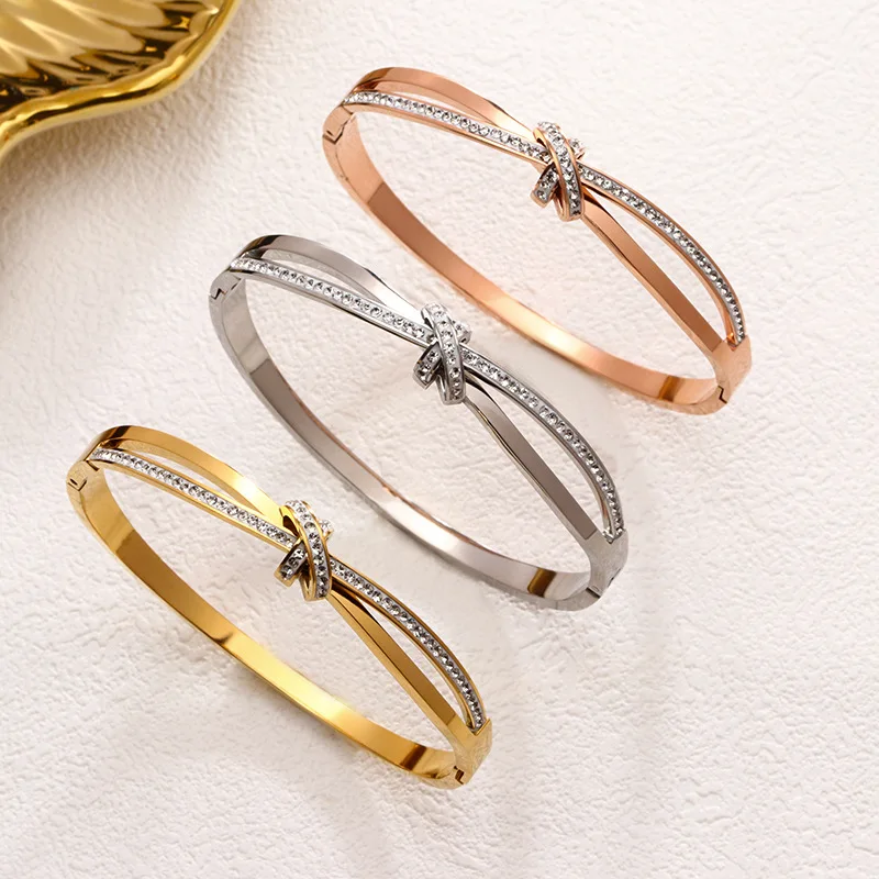 

Браслет-манжета из титановой стали с фианитами, 18 К