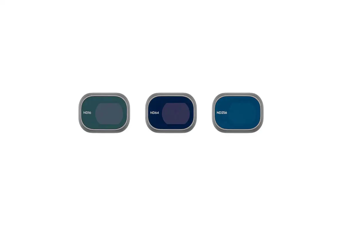 Vue rapprochée du filtre ND64 monté sur l'objectif du DJI Mini 4 Pro.