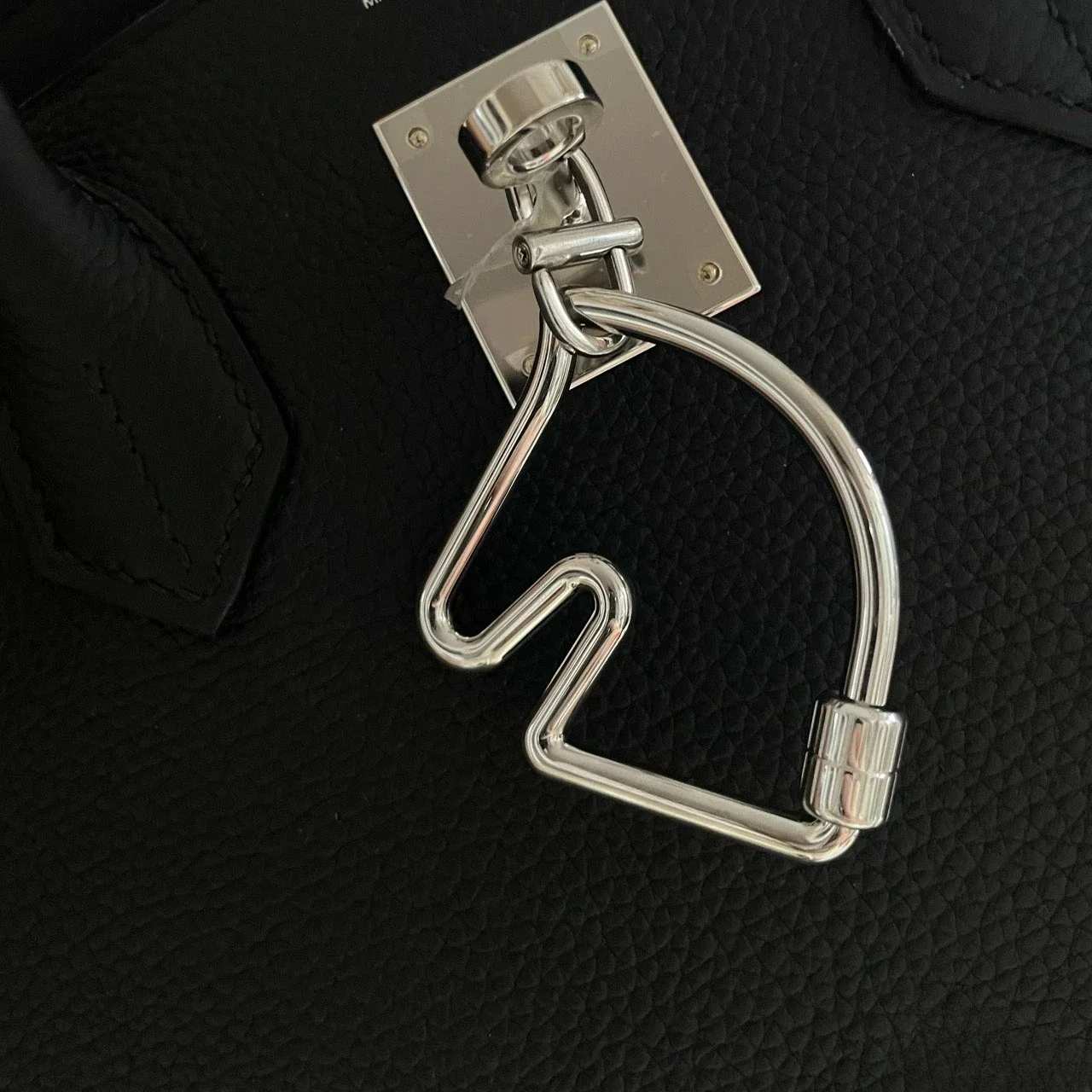 

Silver Hollow Metal Keychain Pendant Bag Ornament Letter Horseshoe Shape Car Home Key Storage Hook Decoration with Gifts Box