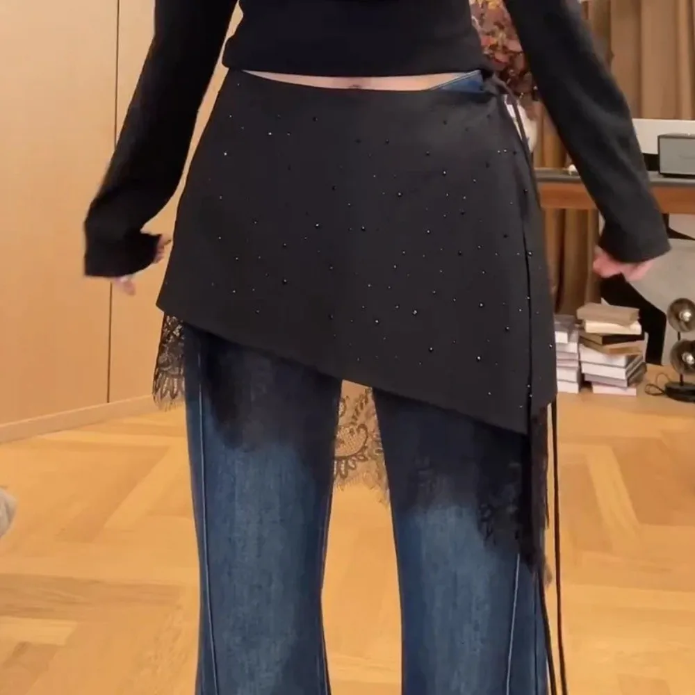 Spitzen-Butt-Curtain-Rock: Unregelmäßiger, geschichteter Strass-Spitzenrock aus atmungsaktivem Stoff mit Gürteldesign – Halbrock als Oberbekleidung – Detail 8