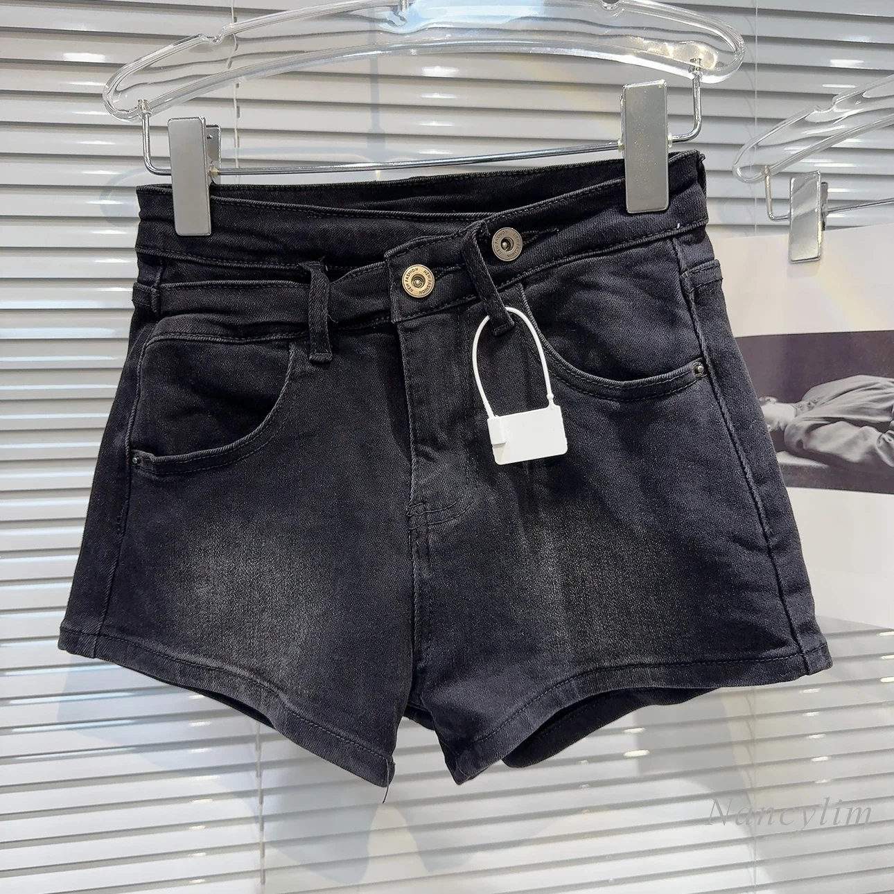 2024 Summer New American Hot Girl Style Metal Buckle Design Washed White Three Points Denim Shorts for Women Street Hot Pants