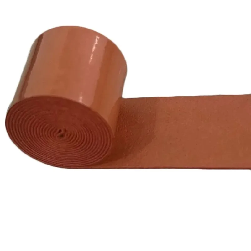 Nahaufnahme des mit PU-Overgrip umwickelten Tennisschlägergriffs.