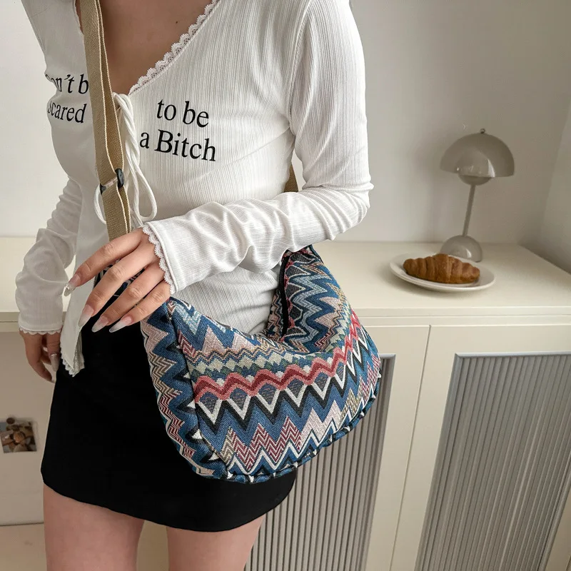 New Fashionable Flow Large Capacity Casual Lightweight Embroidered Bag  Ladies Fashionable Street One Shoulder Package