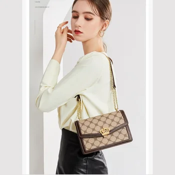 Borsa a tracolla da donna: borsa alla moda ed elegante con dettaglio corona per il 2025