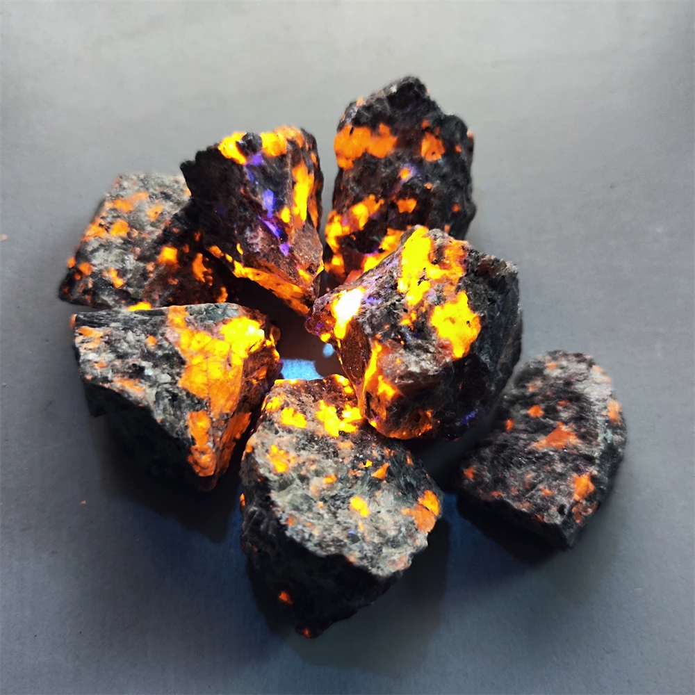 Natural Stone Bright Yooperlites Flamestone Glow Under UV Polishing Stone Fire Stone Fluorescent Sodalite Home Decoration Stone