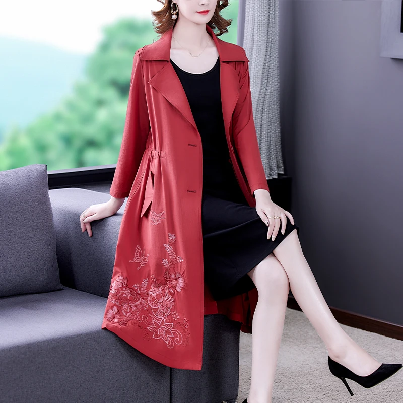 

Женская ветровка средней длины, новый стиль 2023 года, темпераментное пальто для женщин среднего возраста с вышивкой в тяжелой промышленности