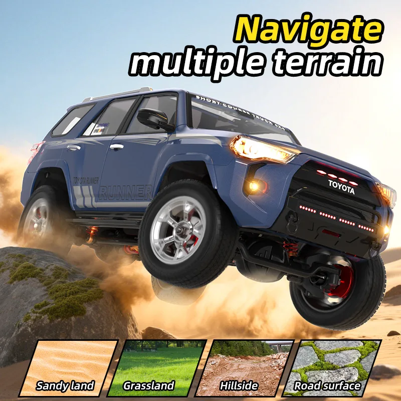 Enfant souriant jouant avec la voiture télécommandée 4x4 tout-terrain 2.4GHz dans un jardin, buggy RC puissant