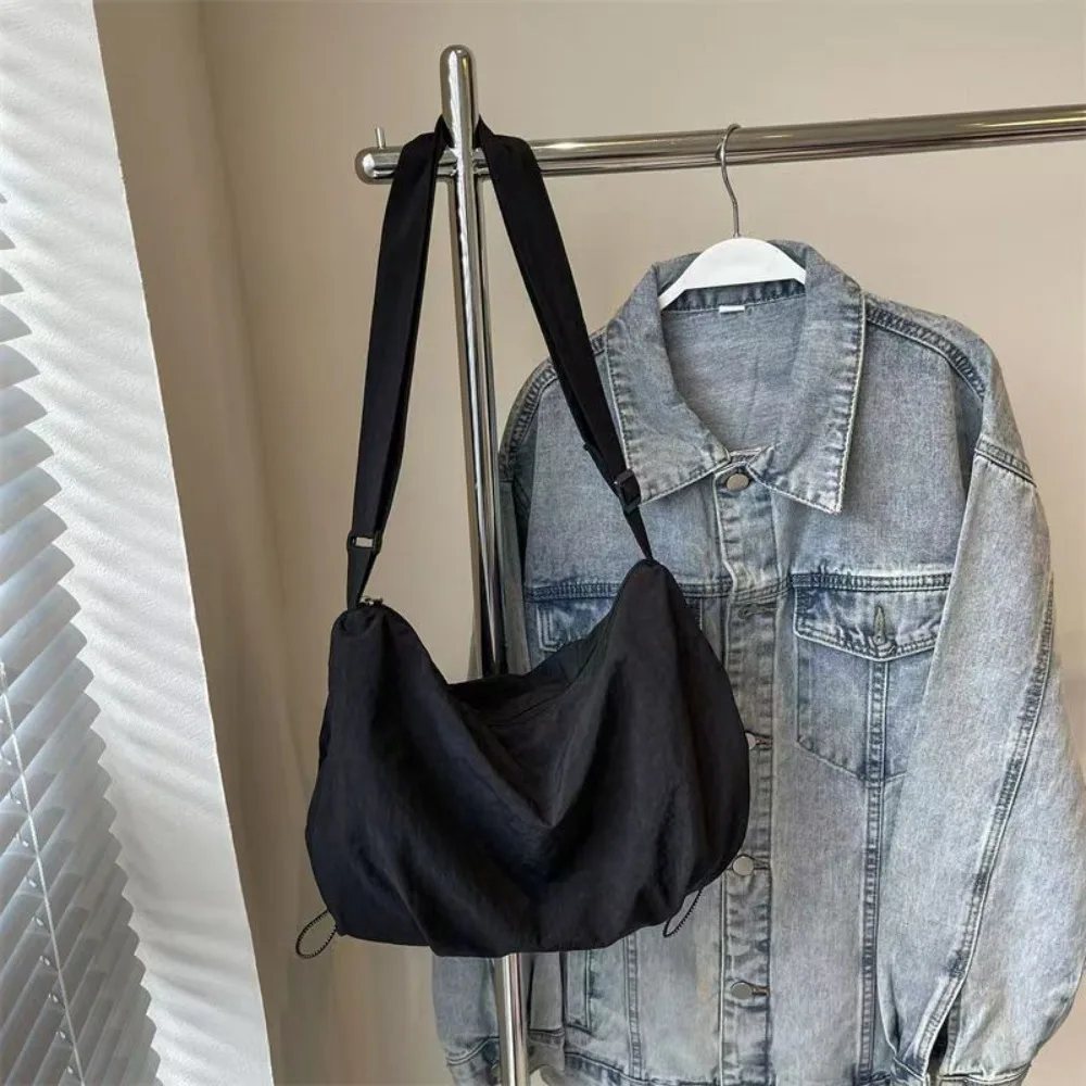 Borsa Hobo Retrò in Nylon, Tinta Unita, Grande Capacità, Stile Dumpling, con Coulisse e Tracolla Regolabile, da Donna 