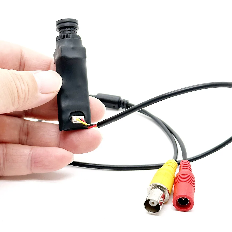 Caméra AHD 1080P fixée au plafond, angle de vue large pour surveillance professionnelle.