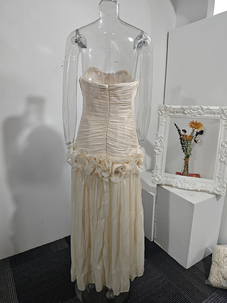 فستان ليلكي طويل بتصميم مكشوف الأكتاف وثنيات ناعمة