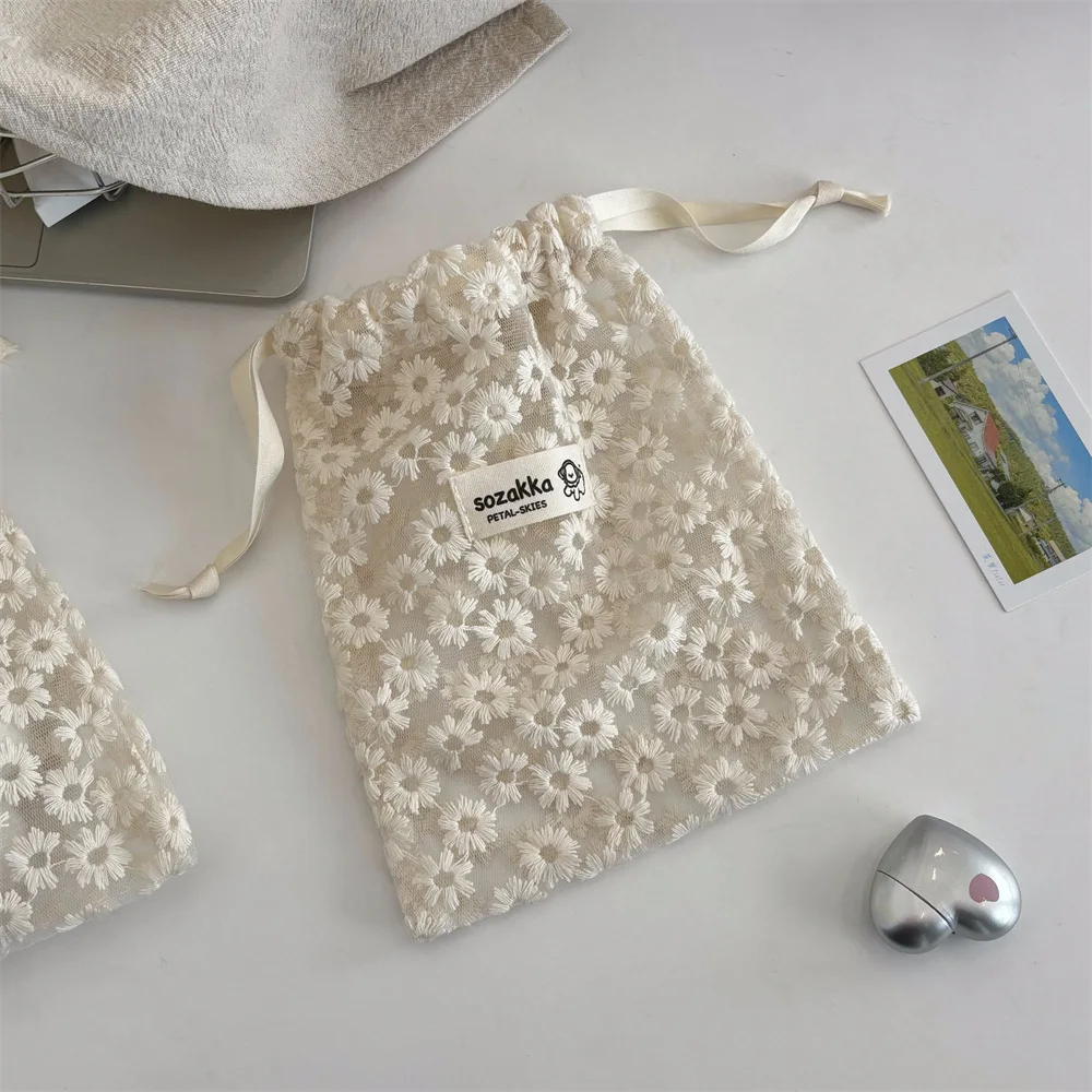 Kordelzug-Kosmetiktasche mit Spitzenstickerei und Gänseblümchen-Muster, Niedliche Sommer-Reise-Kosmetik- und Hautpflege-Organizer-Tasche – Detail 9