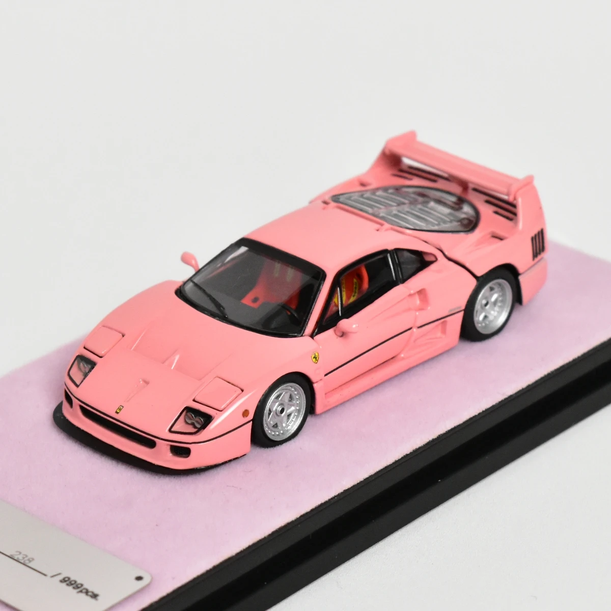 

Модель автомобиля под давлением PGM 1:64 F40 LM
